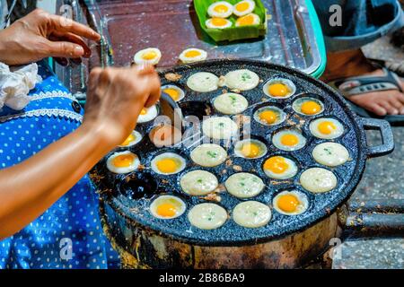 Khanom Krok Khai NOK Krata (oeufs de Quail frits) une cuisine de rue commune en Thaïlande Banque D'Images