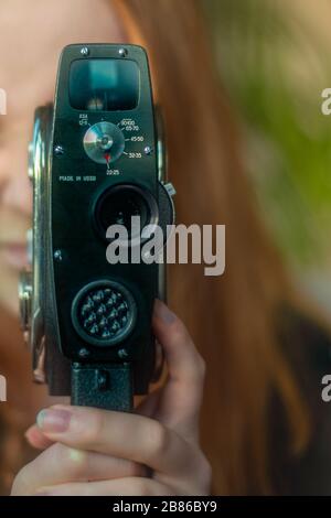 Jeune femme Filmmaker indépendant films vidéo avec caméra de film Vintage Banque D'Images