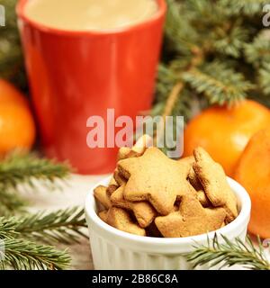 Cookie pain d'épices. Tasse de café. Branche de l'épinette. Tangerines orange. Nouvel an Banque D'Images