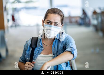 Restrictions de voyage liées à l'éclosion de coronavirus. Les voyageurs ayant un masque à l'aéroport international sont concernés par les annulations de vols et l'interdiction de voyager. COVID-19 Banque D'Images