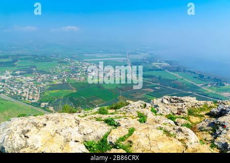 Vue sur le paysage depuis le mont Arbel, avec Migdal et la mer de Galilée. Nord d'Israël Banque D'Images