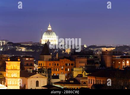 Nuit longue exposition de la magnifique ville de Rome vu au coucher du soleil à partir d'un jardin sur les collines, certains monuments célèbres sont visibles Banque D'Images