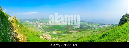 Vue panoramique sur le paysage depuis le mont Arbel, avec Migdal et la mer de Galilée. Nord d'Israël Banque D'Images