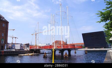 COPENHAGUE, DANEMARK - 05 JUILLET 2015 : le nouveau pont Circle avec des mâts comme un navire dans le port de Copenhague, contre la forme du Black Diamond Banque D'Images