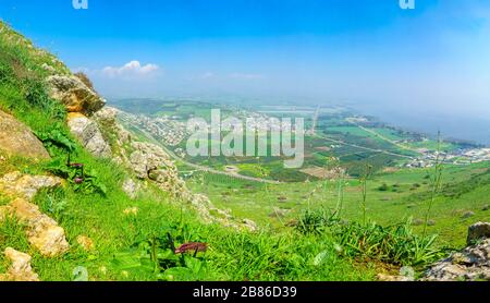 Vue panoramique sur le paysage depuis le mont Arbel, avec Migdal et la mer de Galilée. Nord d'Israël Banque D'Images