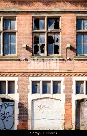 Bâtiment délabré avec façade montée et fenêtre avec verre cassé, Nottingham, Angleterre, Royaume-Uni Banque D'Images