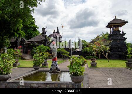 Jardin Indhuist sur le temple Pura Goa Lawah à Bali. Indonésie Banque D'Images