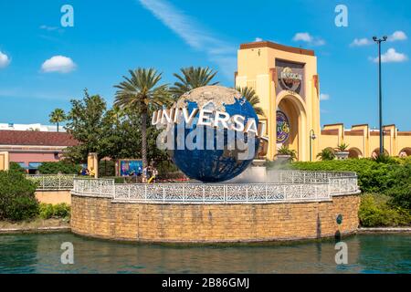 Orlando, Floride. 15 mars 2020. Vue panoramique sur la sphère mondiale et l'arche d'entrée principale de Universal Studios Banque D'Images