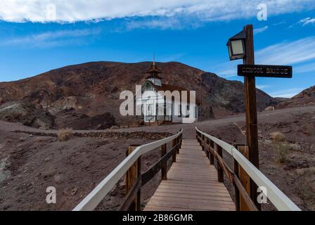 Ancienne maison d'école et pont , Calico Ghost Town, Californie, États-Unis Banque D'Images