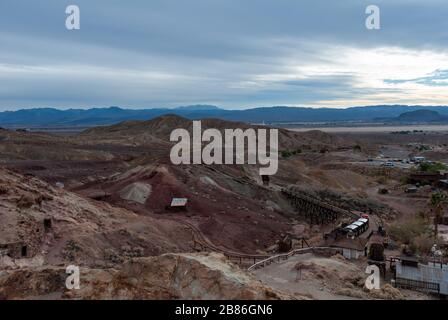 Ville de Calico Ghost, vue sur le chemin de fer et la gare. Désert de Mojave, Californie, États-Unis Banque D'Images