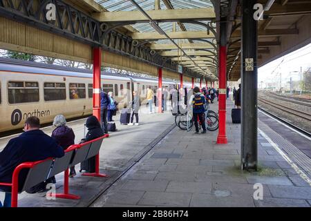 Les passagers de l'île de Man attendent de monter à bord du train quotidien pour le port de Heysham sur la plate-forme 2 à la gare de Lancashire Banque D'Images