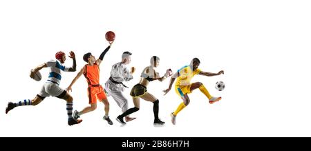 Jeunes sportifs qui courir et sauter sur fond de studio blanc. Concept de sport, mouvement, énergie et dynamique, mode de vie sain. Entraînement, entraînement en mouvement. Brochure. Basket-ball, football, rugby. Banque D'Images