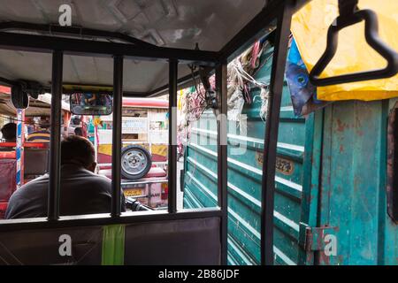 New Delhi, Inde - 1 mars 2019 : promenade en pousse-pousse automatique à Chandni Chowk, Old Delhi, Inde Banque D'Images