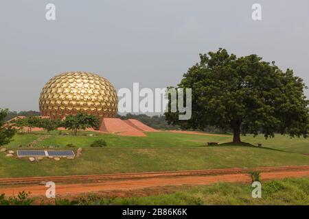 Pondichéry, Inde - 7 novembre 2019: Matrimandir - Temple de la mère à Auroville Pondichéry en Inde Banque D'Images