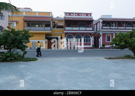 Pondichéry, Inde - 7 novembre 2019: Rue avec maisons colorées à Pondichéry en Inde Banque D'Images