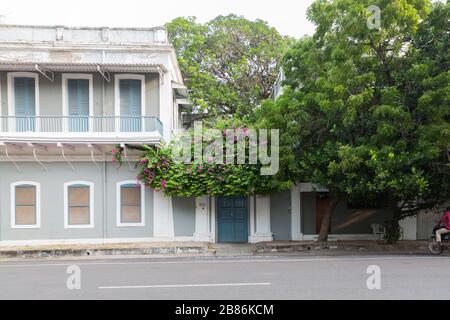 Pondichéry, Inde - 8 novembre 2019: Rue avec maisons colorées et bougainvillea à Pondichéry en Inde Banque D'Images