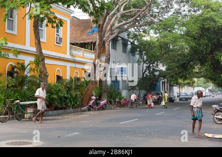 Pondichéry, Inde - 7 novembre 2019: Rue avec maisons colorées à Pondichéry en Inde Banque D'Images