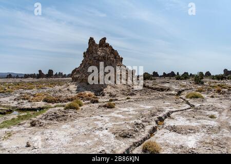 Afrique, Djibouti, Lac Abbe. Vue sur le paysage Moonlike de la formation de roches dans le lac Abbe. Banque D'Images