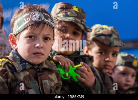 Les petits enfants du Hamas en uniforme de combat célèbrent le 32 e anniversaire de l'organisation du Hamas en 14/12/2019 Banque D'Images