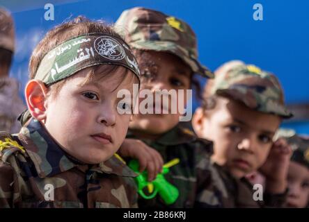 Les petits enfants du Hamas en uniforme de combat célèbrent le 32 e anniversaire de l'organisation du Hamas en 14/12/2019 Banque D'Images