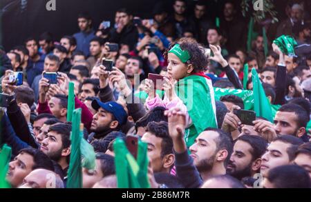 Les petits enfants du Hamas en uniforme de combat célèbrent le 32 e anniversaire de l'organisation du Hamas en 14/12/2019 Banque D'Images