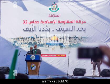 Les petits enfants du Hamas en uniforme de combat célèbrent le 32 e anniversaire de l'organisation du Hamas en 14/12/2019 Banque D'Images