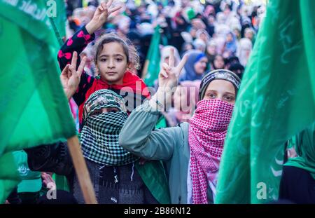 Les petits enfants du Hamas en uniforme de combat célèbrent le 32 e anniversaire de l'organisation du Hamas en 14/12/2019 Banque D'Images