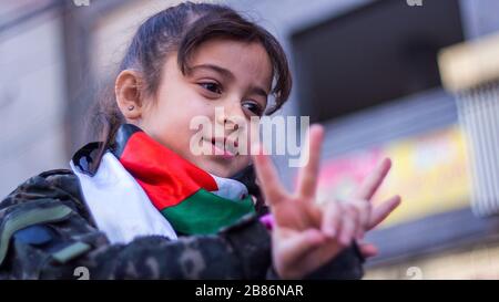 Les petits enfants du Hamas en uniforme de combat célèbrent le 32 e anniversaire de l'organisation du Hamas en 14/12/2019 Banque D'Images