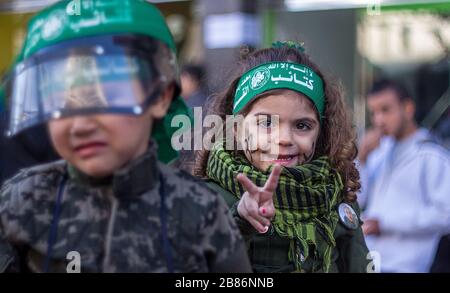 Les petits enfants du Hamas en uniforme de combat célèbrent le 32 e anniversaire de l'organisation du Hamas en 14/12/2019 Banque D'Images