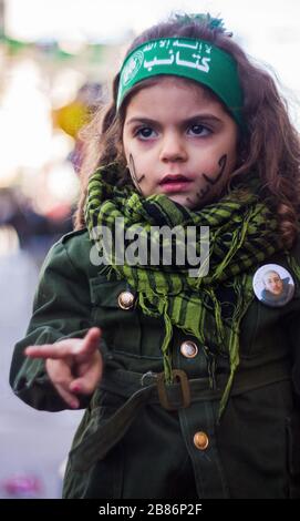 Les petits enfants du Hamas en uniforme de combat célèbrent le 32 e anniversaire de l'organisation du Hamas en 14/12/2019 Banque D'Images