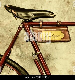 Détail d'un vélo d'époque avec selle en cuir et sac Banque D'Images