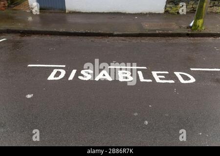 Vue rapprochée d'une zone de stationnement pour personnes handicapées qui a été marquée sur le goudron Banque D'Images