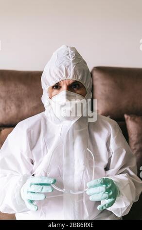 Portrait d'une femme protégée avec un costume de sécurité, des lunettes et un masque avant une pandémie ou un virus Banque D'Images