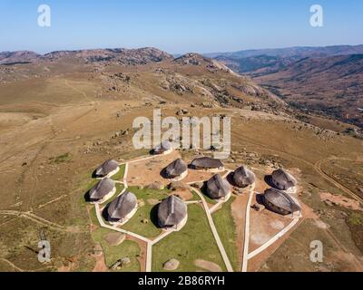 Petit village de villégiature traditionnel situé sur Sibebe Rock, superbe rocher monolithe à Eswatini Banque D'Images