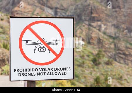 Drones pas autorisé signe, interdiction de voler un drone sur le panneau d'avertissement Masca barranco , Tenerife, Iles Canaries, Espagne Banque D'Images