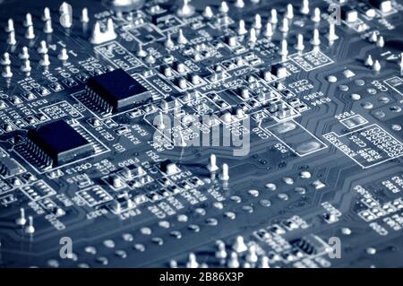 Carte électronique de gros plan avec micro-puces provenant d'un appareil domestique ou d'un ordinateur portable électronique et de périphériques complexes. Concept de micropuces et futur t Banque D'Images