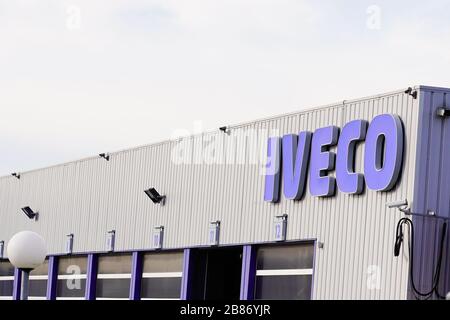 Bordeaux , Aquitaine / France - 10 30 2019 : iveco PROFESSIONAL Truck van Automobile logo magasin concessionnaire camions magasin de parc Banque D'Images