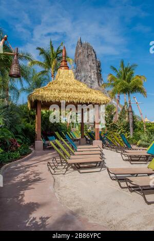 Orlando, Floride. 10 mars 2020. Vue partielle sur Krakatau et les chaises de plage de Volcano Bay dans la région de Universal Studios Banque D'Images