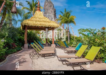 Orlando, Floride. 10 mars 2020. Vue partielle sur Krakatau et les chaises de plage de Volcano Bay dans la région de Universal Studios Banque D'Images