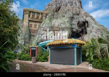 Orlando, Floride. 10 mars 2020. Vue partielle sur le volcan Krakatau et le bar Pela à Volcano Bay dans le quartier de Universal Studios Banque D'Images