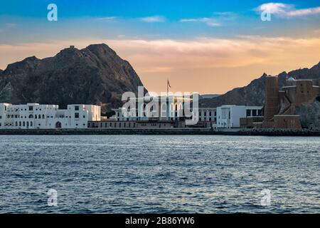 Muscat Al Alam Palace de la ligne côtière avec des montagnes en arrière-plan Banque D'Images