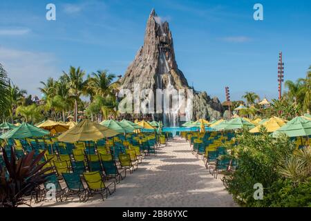 Orlando, Floride. 10 mars 2020. Vue partielle sur la plage de Waturi et le volcan Krakatau à Volcano Bay dans la région de Universal Studios Banque D'Images