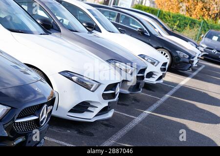 Bordeaux , Aquitaine / France - 12 04 2019 : mercedes benz voitures nouvelles automobiles modernes à vendre louer concessionnaire véhicule de parc Banque D'Images