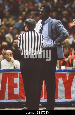 SYRACUSE, NEW YORK, États-Unis, 1985 - John Thompson, entraîneur de basket-ball de l'université de Georgetown, parle de REF pendant le match contre Syracuse, le 28 janvier 1985 dans Carrier Dome. Banque D'Images