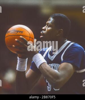 SYRACUSE, NEW YORK, États-Unis, 1985 - Georgetown University centre de basket-ball Patrick Ewing à la ligne de faute, pendant le match contre l'Université de Syracuse. Banque D'Images