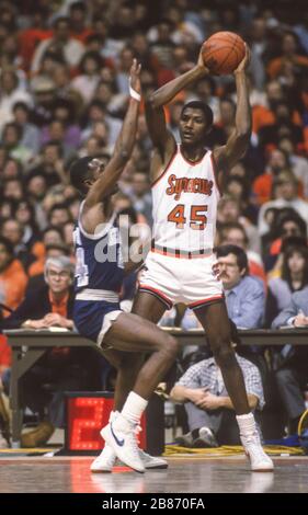 SYRACUSE, NEW YORK, États-Unis, 1985 - le joueur de basket-ball de l'Université de Syracuse Wendell Alexis pendant le match contre l'Université de Georgetown. Banque D'Images