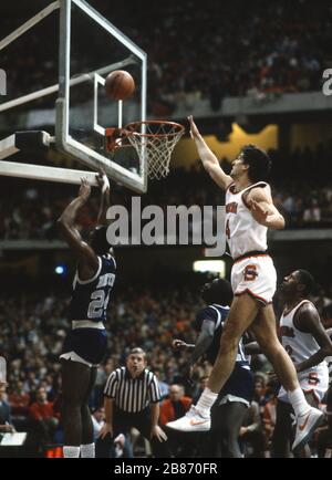 SYRACUSE, NEW YORK, États-Unis, 1985 - Rony Seikaly, 4 ans, le joueur de basket-ball de l'Université de Syracuse pendant le match contre Georgetown dans Carrier Dome. Banque D'Images