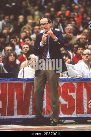 SYRACUSE, NEW YORK, USA, 1985 - le entraîneur de basket-ball de l'Université de Syracuse Jim Boeheim prend le microphone pour avertir la foule de ne pas jeter d'objets sur le terrain pendant le match de Georgetown 1/28/85. Banque D'Images