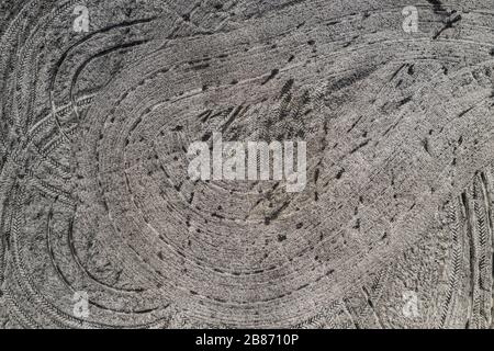 Vue aérienne du domaine agricole labouré prêt à la plantation, drone pov vue du dessus du sol des terres comme arrière-plan Banque D'Images