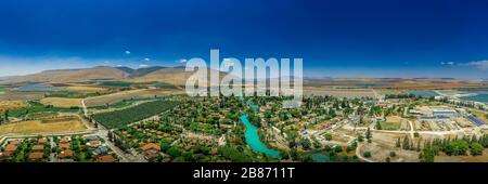 Panorama aérien de Kibbutz NIR David dans le nord d'Israël avec des vergers et l'eau turquoise de la rivière Amal Banque D'Images